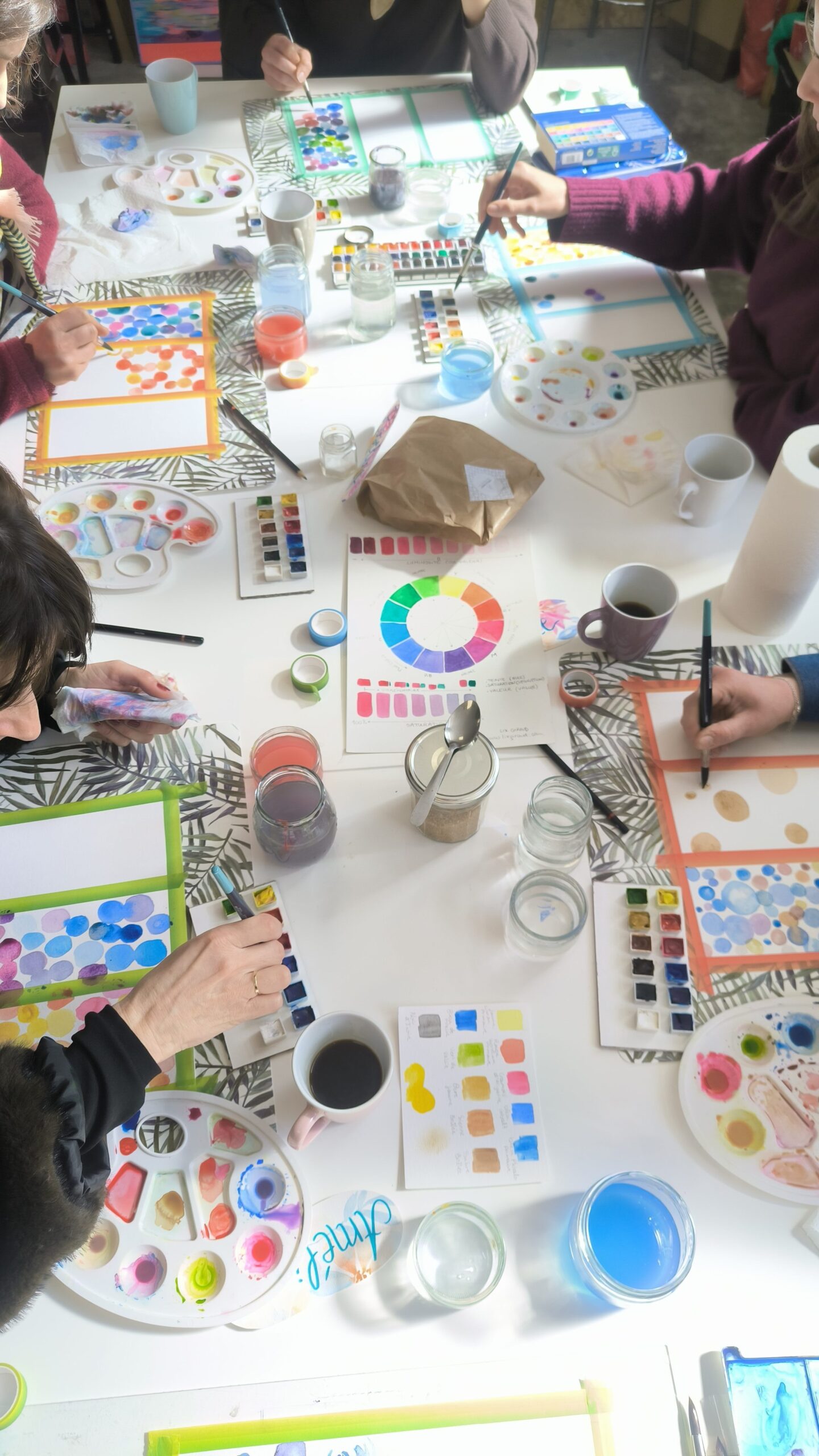 Élèves en plein exercice d'aquarelle pendant un atelier à Toulouse